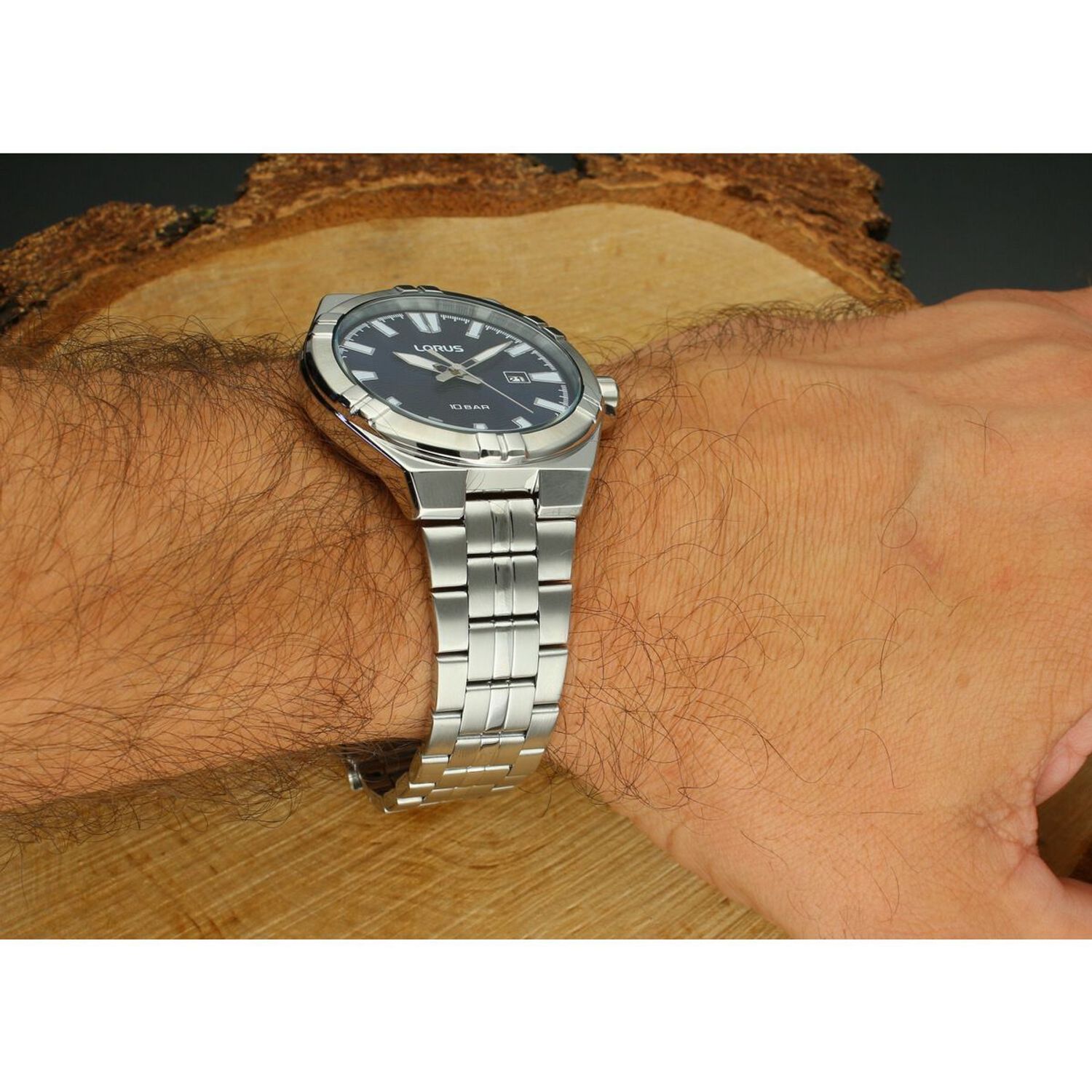 Klasyczny zegarek męski Lorus RH973RX9 z niebieską tarczą, mechanizmem kwarcowym, datownikiem, szkłem mineralnym i wodoszczelnością 100M. Idealny na co dzień i do pracy.1.jpg
