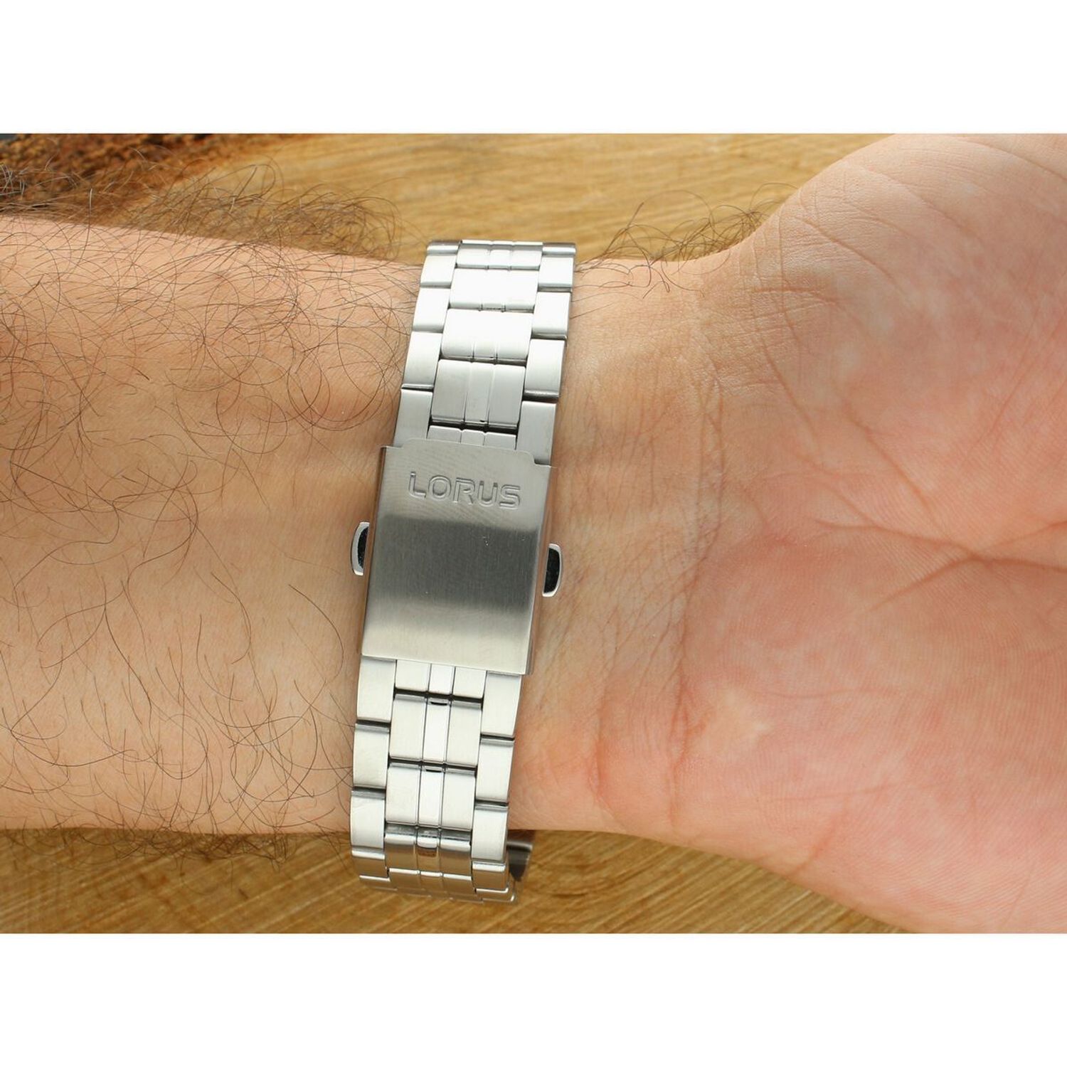 Klasyczny zegarek męski Lorus RH973RX9 z niebieską tarczą, mechanizmem kwarcowym, datownikiem, szkłem mineralnym i wodoszczelnością 100M. Idealny na co dzień i do pracy.1.jpg