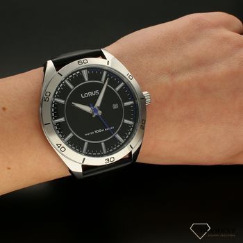 Zegarek męski ⌚️ na sportowym pasku w kolorze czarnym z niebieskimi przeszyciami. Lorus Fashion RH975GX9  (5).jpg