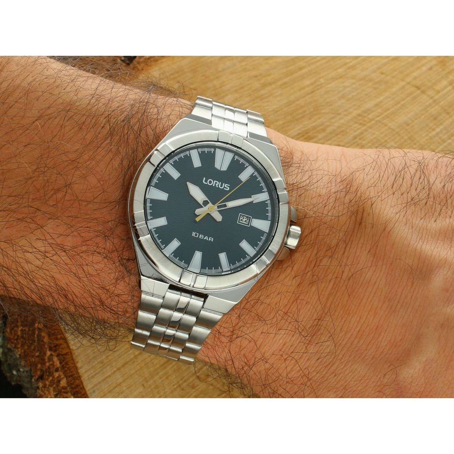 Stylowy zegarek męski Lorus RH977RX9 z zieloną tarczą, mechanizmem kwarcowym Seiko, szkłem mineralnym i wodoszczelnością do 100m. Idealny na co dzień i do aktywności.1.jpg