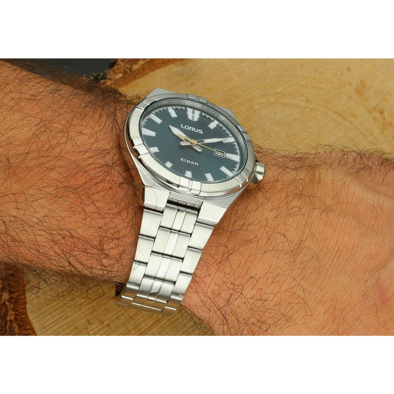 Stylowy zegarek męski Lorus RH977RX9 z zieloną tarczą, mechanizmem kwarcowym Seiko, szkłem mineralnym i wodoszczelnością do 100m. Idealny na co dzień i do aktywności.1.jpg