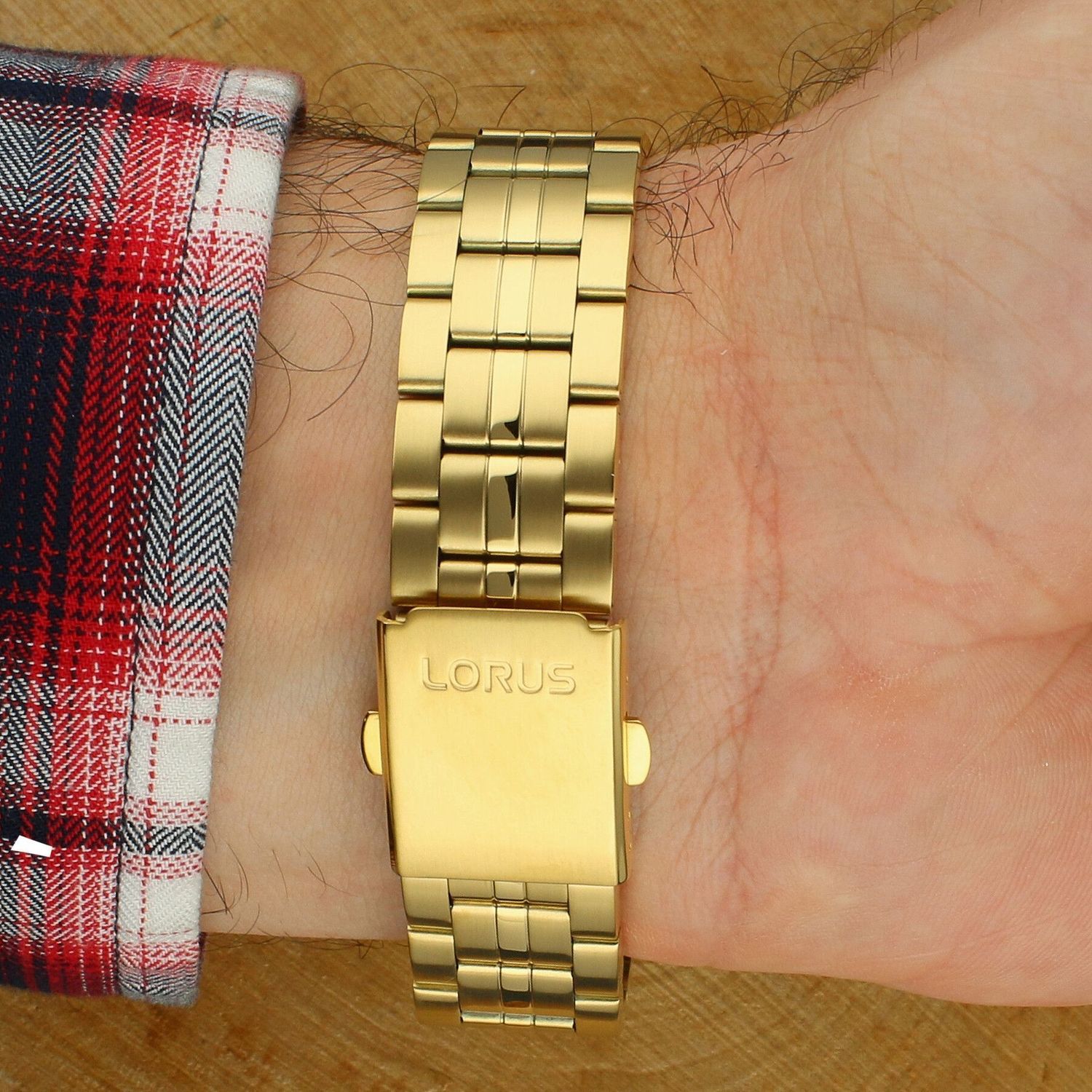 Lorus RH978RX9 to męski zegarek kwarcowy z czarną tarczą, stalową kopertą w kolorze złotym PVD i wodoszczelnością 10 ATM. Posiada datownik i mineralne szkło.1.jpg