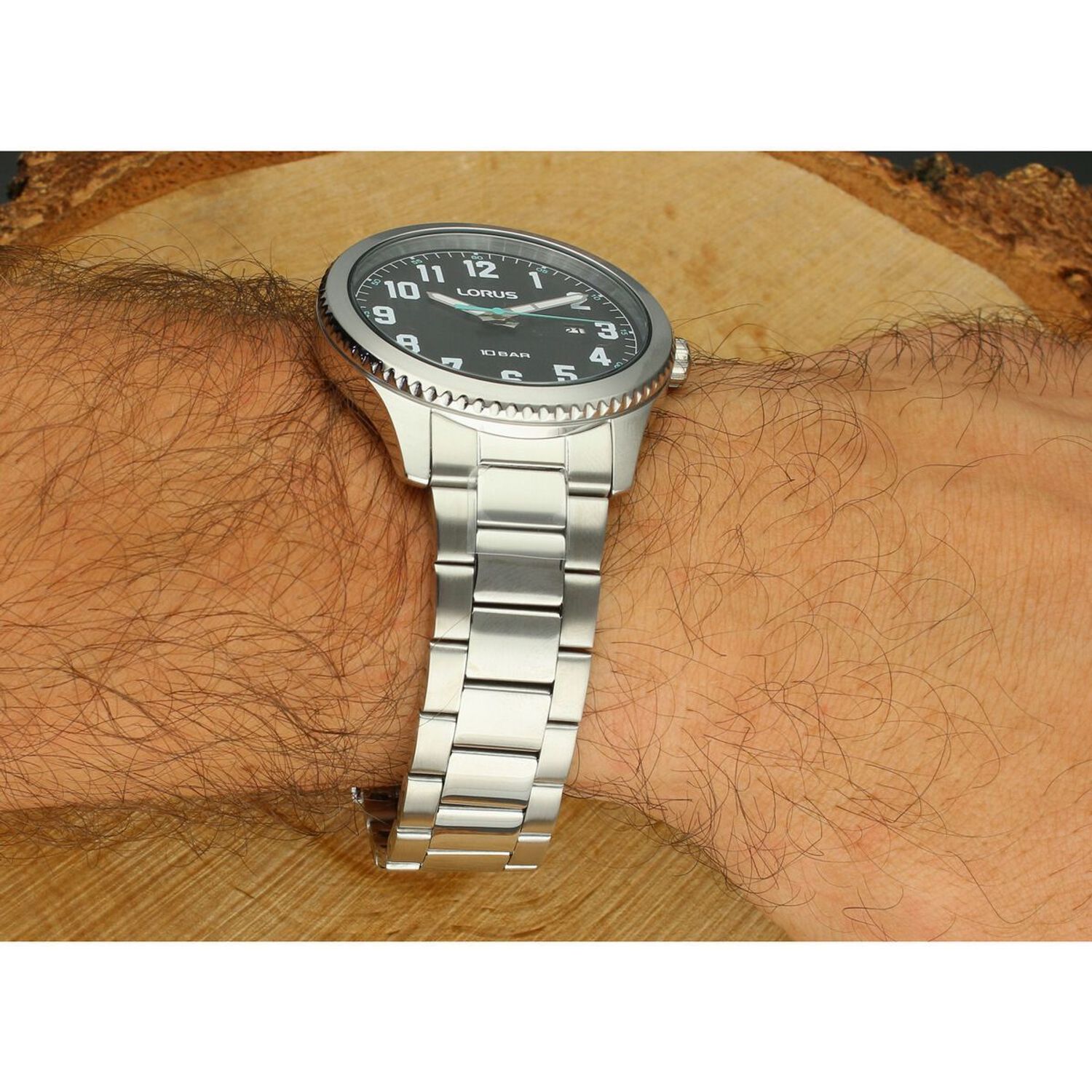 Lorus RH979RX9 to klasyczny zegarek męski z japońskim mechanizmem kwarcowym, czarną tarczą, stalową bransoletą i wodoszczelnością 100M. Stylowy i niezawodny na co dzień.1.jpg