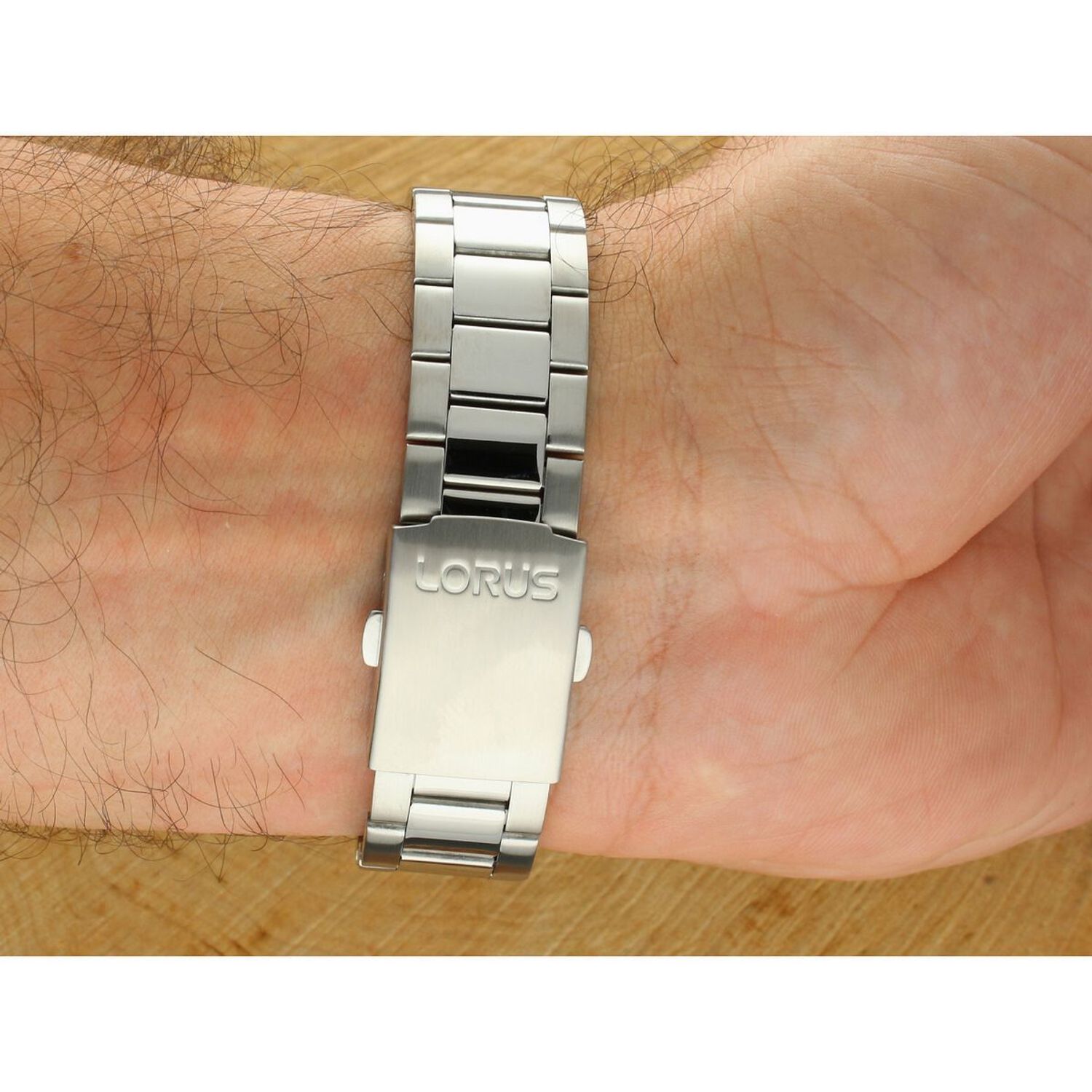 Lorus RH979RX9 to klasyczny zegarek męski z japońskim mechanizmem kwarcowym, czarną tarczą, stalową bransoletą i wodoszczelnością 100M. Stylowy i niezawodny na co dzień.1.jpg