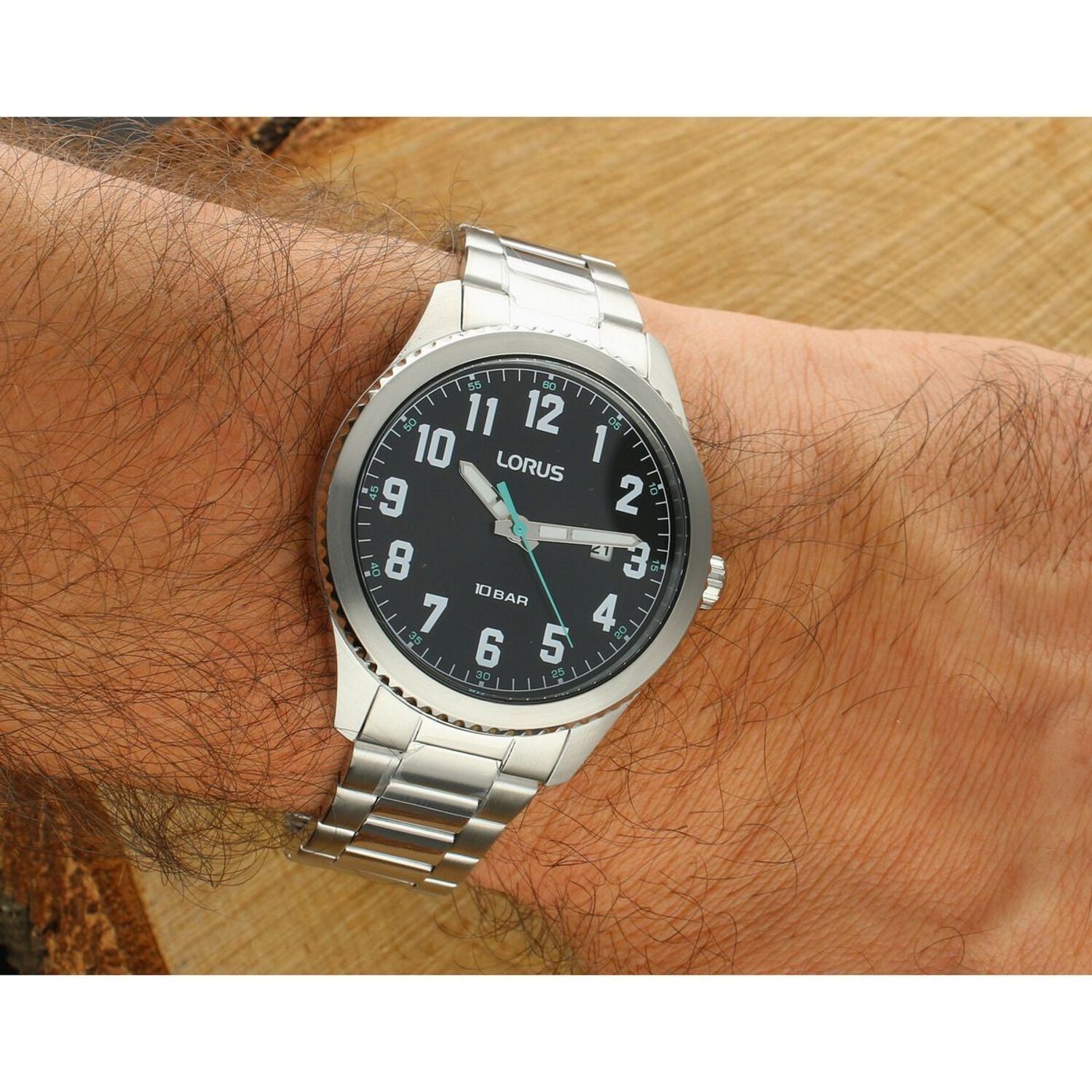Lorus RH979RX9 to klasyczny zegarek męski z japońskim mechanizmem kwarcowym, czarną tarczą, stalową bransoletą i wodoszczelnością 100M. Stylowy i niezawodny na co dzień.1.jpg