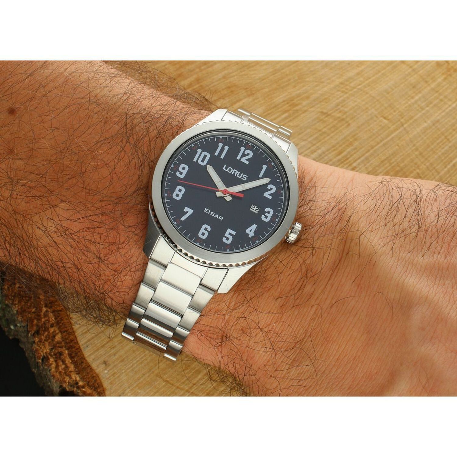 Stylowy zegarek męski Lorus RH981RX9 z niebieską tarczą, mechanizmem kwarcowym, stalową bransoletą i wodoszczelnością 100M. Klasyka i niezawodność w japońskim stylu.1.jpg