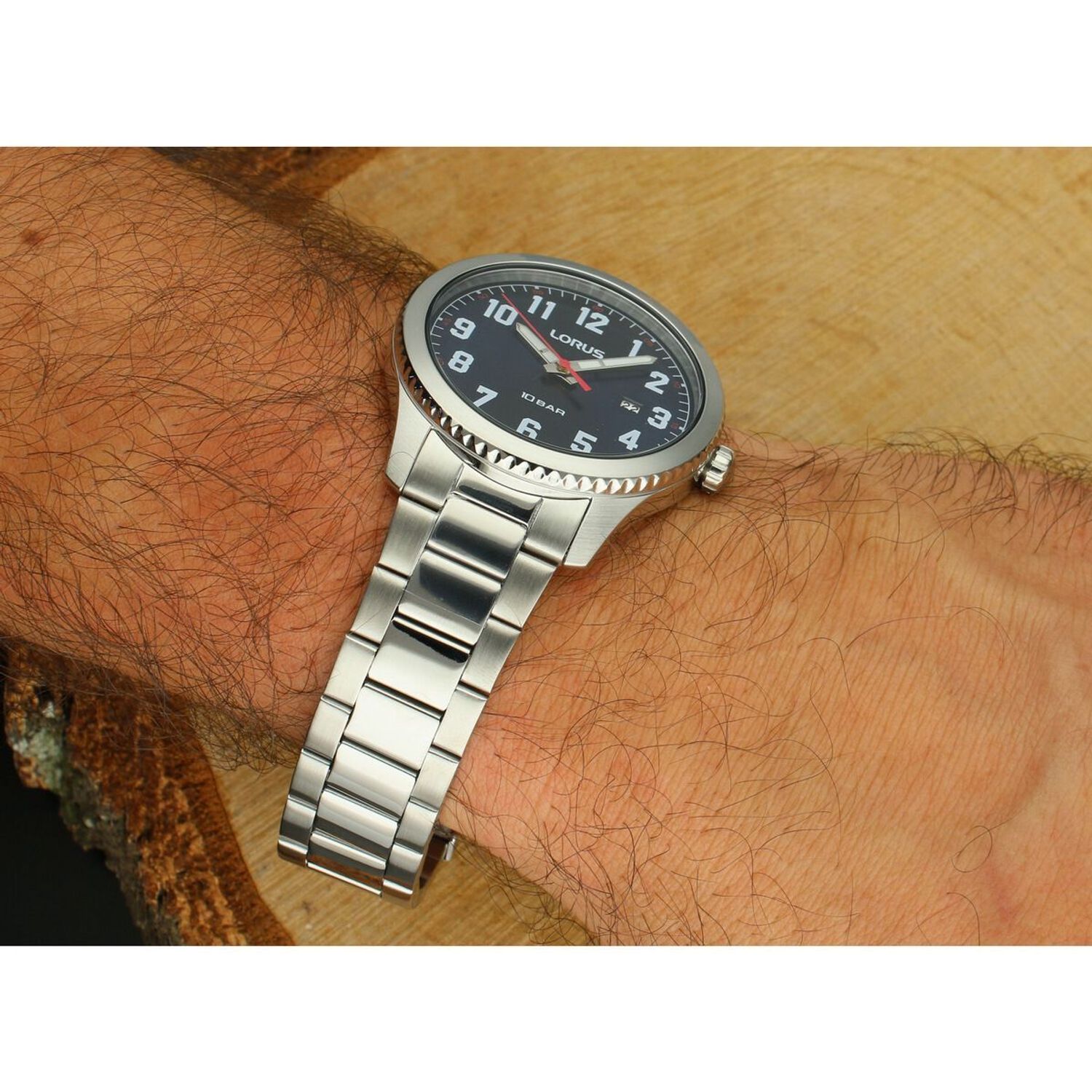 Stylowy zegarek męski Lorus RH981RX9 z niebieską tarczą, mechanizmem kwarcowym, stalową bransoletą i wodoszczelnością 100M. Klasyka i niezawodność w japońskim stylu.1.jpg