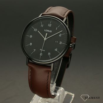 Zegarek męski Lorus RH985MX9 na brązowym pasku z czarną kopertę i wyraźnymi białymi cyframi na czarnej tarczy.  (2).jpg