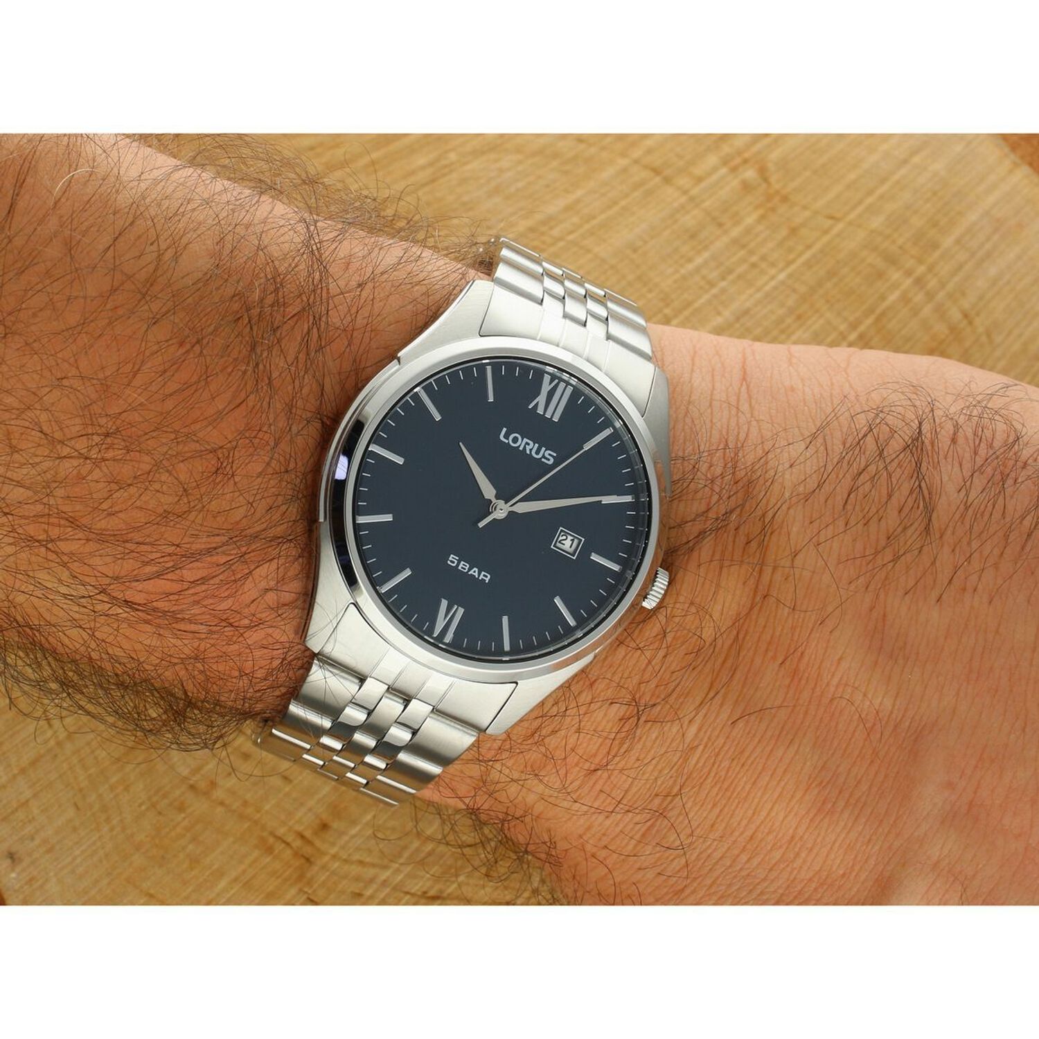 Klasyczny zegarek męski Lorus RH985PX9 z niebieską tarczą, mechanizmem kwarcowym, stalową bransoletą i datownikiem. Stylowy i precyzyjny – idealny na co dzień i na wyjątkowe okazje.1.jpg