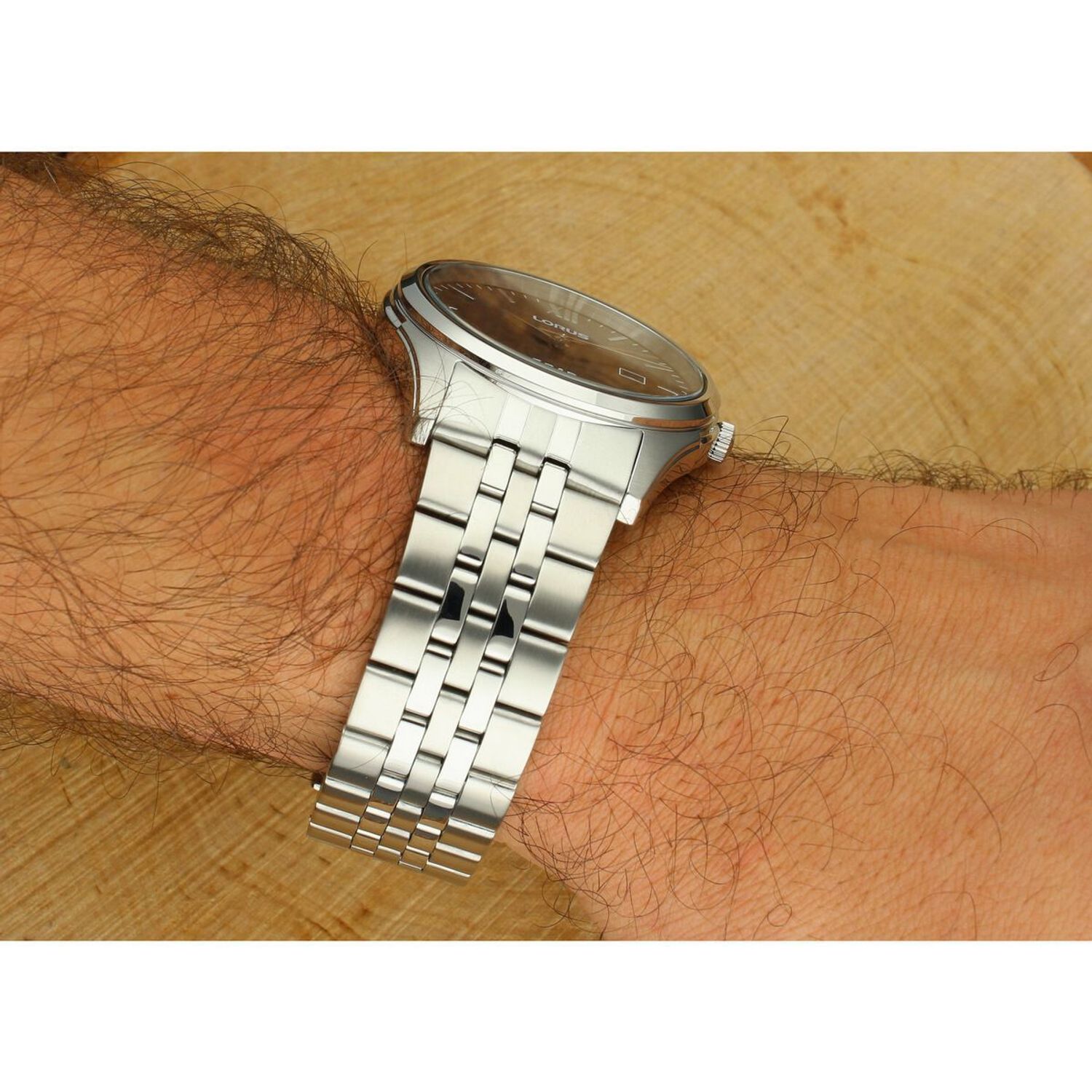 Klasyczny zegarek męski Lorus RH985PX9 z niebieską tarczą, mechanizmem kwarcowym, stalową bransoletą i datownikiem. Stylowy i precyzyjny – idealny na co dzień i na wyjątkowe okazje.1.jpg