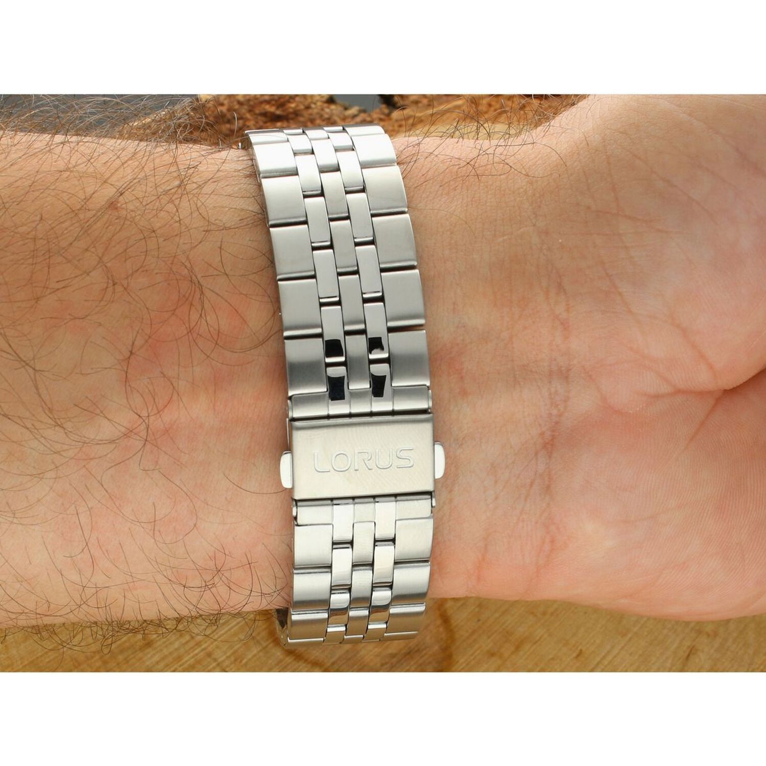 Klasyczny zegarek męski Lorus RH985PX9 z niebieską tarczą, mechanizmem kwarcowym, stalową bransoletą i datownikiem. Stylowy i precyzyjny – idealny na co dzień i na wyjątkowe okazje.1.jpg