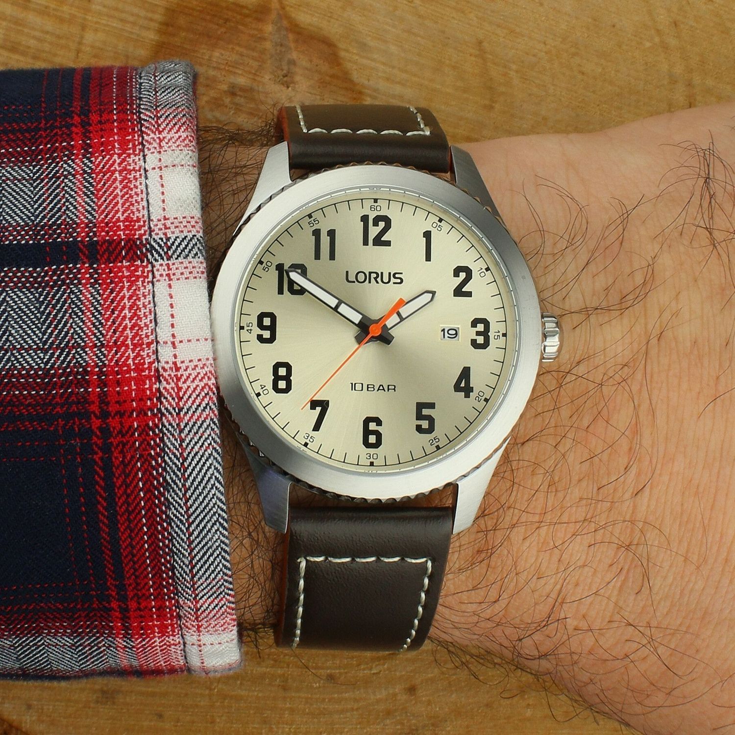 Zegarek męski Lorus RH987RX9 z mechanizmem kwarcowym Seiko, wodoszczelnością 100M, szkłem mineralnym i datownikiem. Beżowa tarcza, luminescencja, brązowy skórzany pasek 20 mm.1.jpg