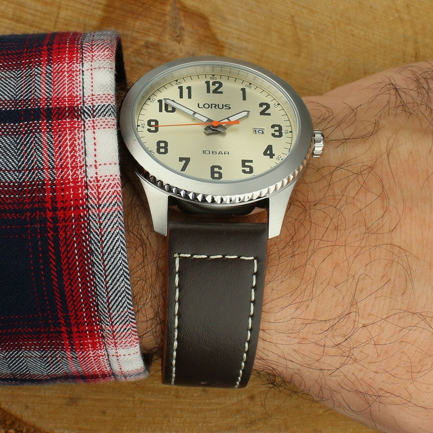 Zegarek męski Lorus RH987RX9 z mechanizmem kwarcowym Seiko, wodoszczelnością 100M, szkłem mineralnym i datownikiem. Beżowa tarcza, luminescencja, brązowy skórzany pasek 20 mm.1.jpg