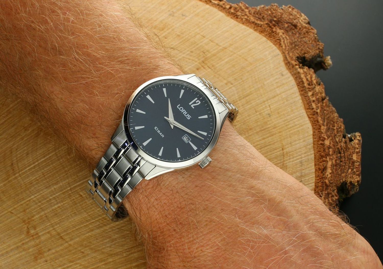 Lorus RH989RX9 – elegancki zegarek męski z granatową tarczą, bransoletą ze stali i mechanizmem Seiko. Wodoszczelność 100M, datownik, szkło mineralne.1.jpg