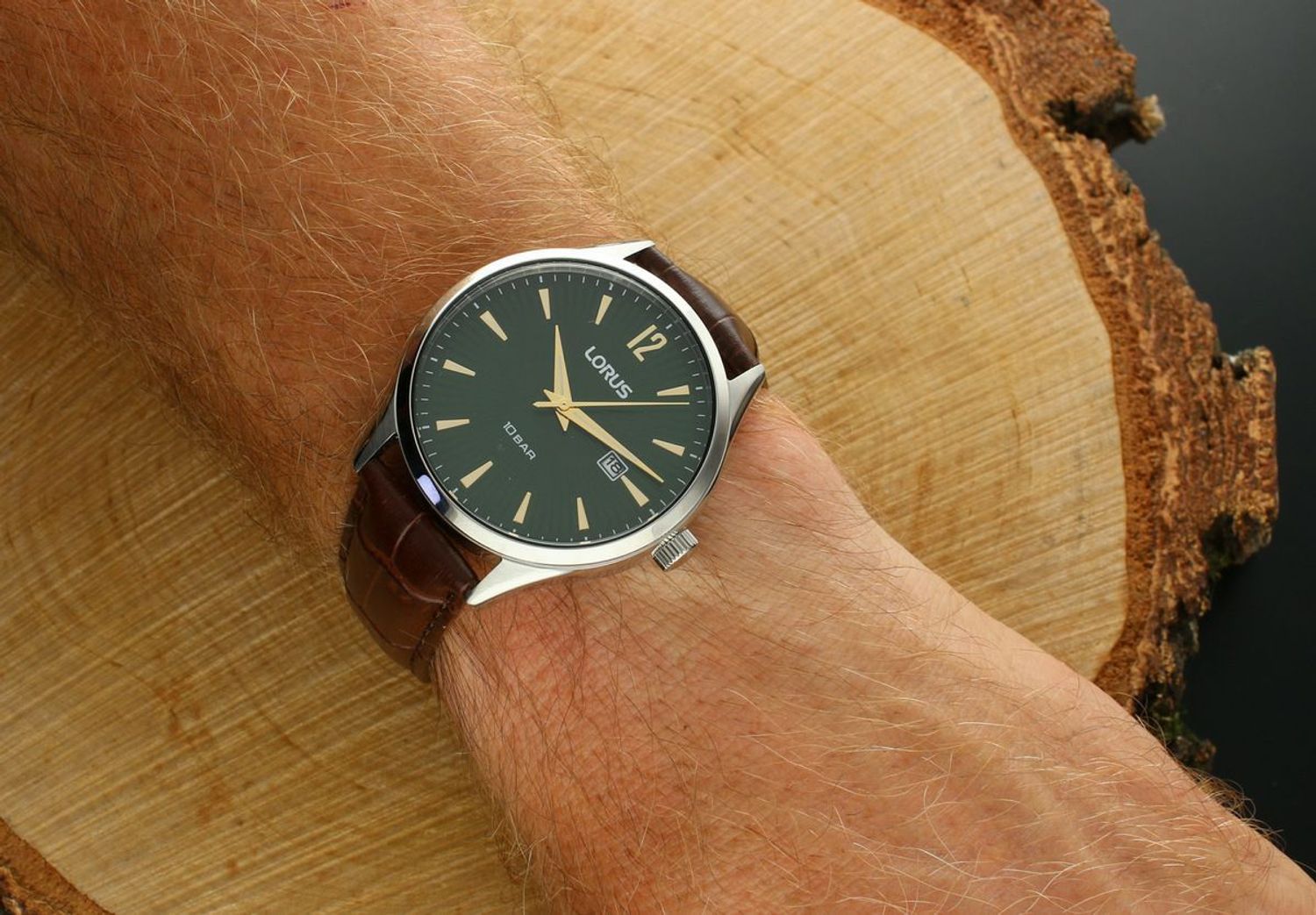 Klasyczny zegarek Lorus RH995RX9 z brązowym skórzanym paskiem, zieloną tarczą i mechanizmem Seiko. Wodoszczelność 100M, idealny na co dzień i do pracy.1.jpg