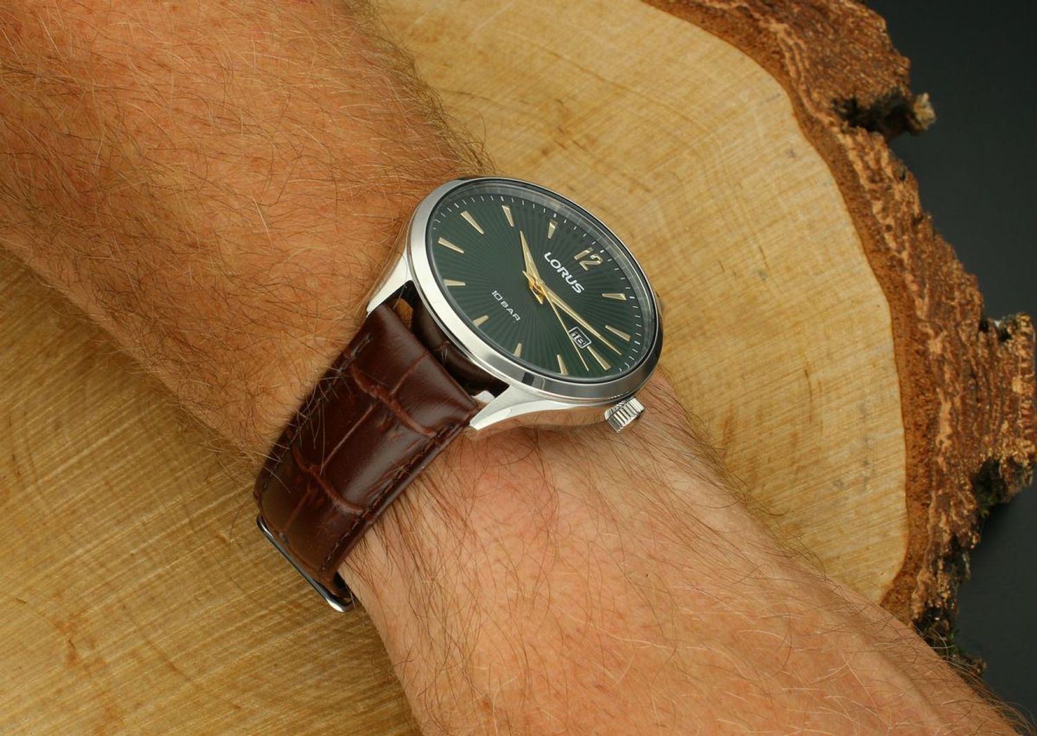 Klasyczny zegarek Lorus RH995RX9 z brązowym skórzanym paskiem, zieloną tarczą i mechanizmem Seiko. Wodoszczelność 100M, idealny na co dzień i do pracy.1.jpg