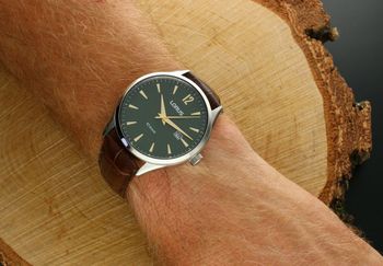 Klasyczny zegarek Lorus RH995RX9 z brązowym skórzanym paskiem, zieloną tarczą i mechanizmem Seiko. Wodoszczelność 100M, idealny na co dzień i do pracy.2.jpg