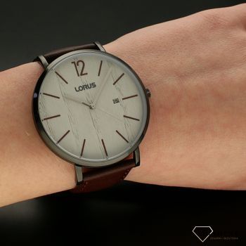 Zegarek męski Lorus RH999MX9 na brązowym pasku z czarną kopertę i tarczą imitującą drewno.  (5).jpg