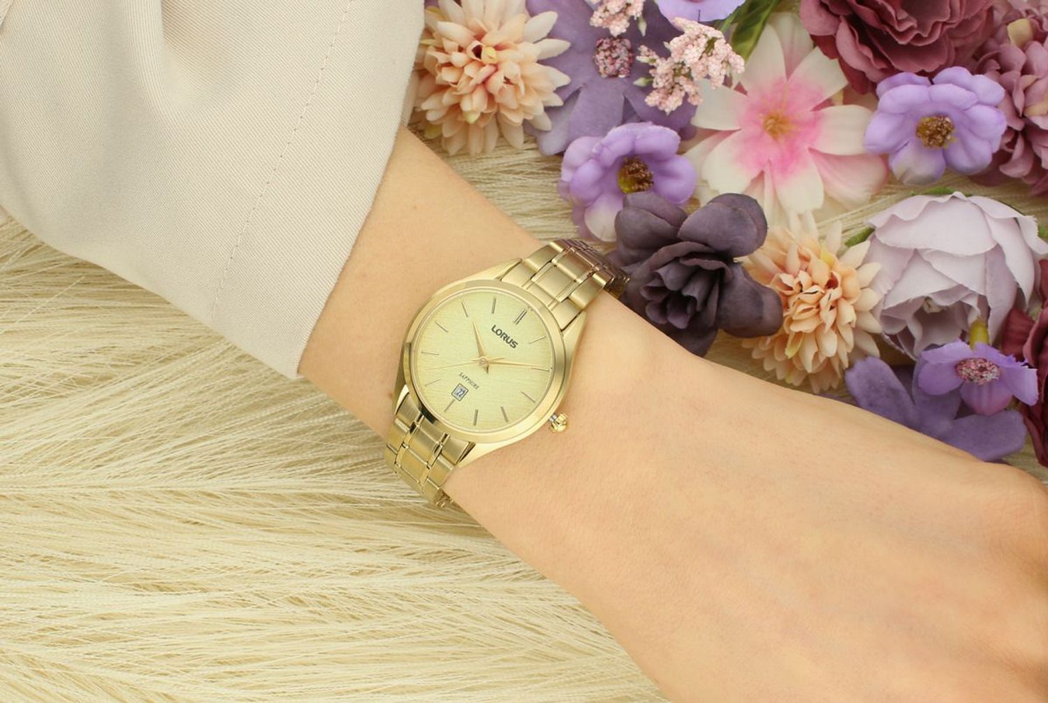 Zegarek damski złoty Lorus 'Ponadczasowy klasyk'. Zegarek damski w stylu minimalistycznym, który swoim wyglądem sprawia, że jest ponadczasowy. 1.jpg