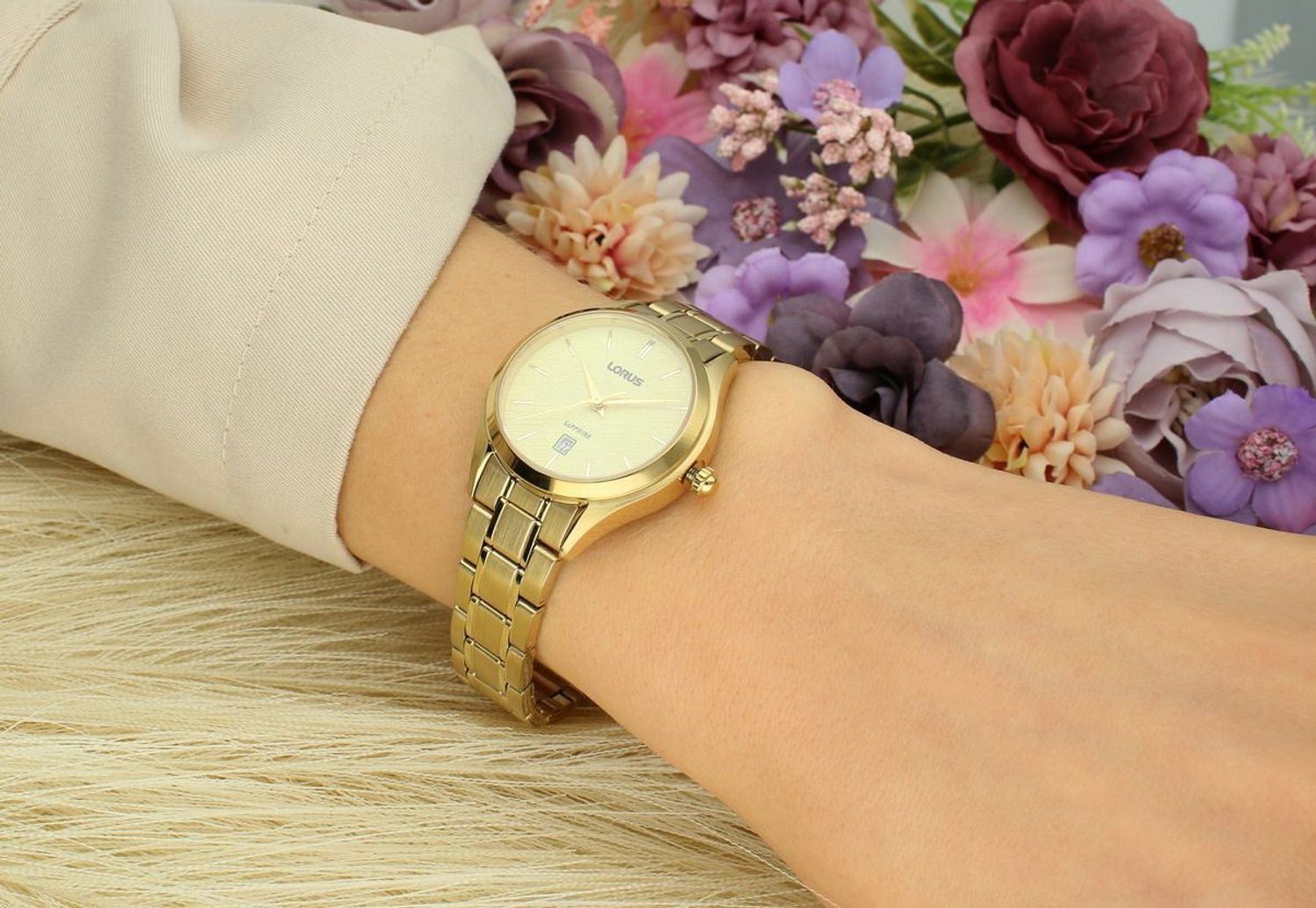 Zegarek damski złoty Lorus 'Ponadczasowy klasyk'. Zegarek damski w stylu minimalistycznym, który swoim wyglądem sprawia, że jest ponadczasowy. 1.jpg