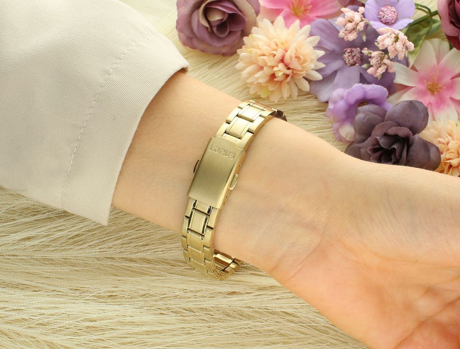 Zegarek damski złoty Lorus 'Ponadczasowy klasyk'. Zegarek damski w stylu minimalistycznym, który swoim wyglądem sprawia, że jest ponadczasowy. 1.jpg