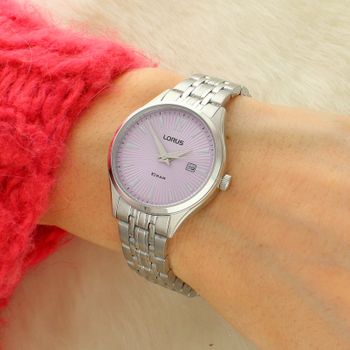 Lorus RJ299BX9 to elegancki zegarek damski ze stali nierdzewnej z tarczą sunburst, mechanizmem Seiko PC22A, datownikiem i wodoszczelnością 100 m (10 bar). Szkło mineralne i luminescencja.2.jpg