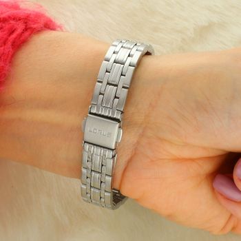 Lorus RJ299BX9 to elegancki zegarek damski ze stali nierdzewnej z tarczą sunburst, mechanizmem Seiko PC22A, datownikiem i wodoszczelnością 100 m (10 bar). Szkło mineralne i luminescencja.4.jpg