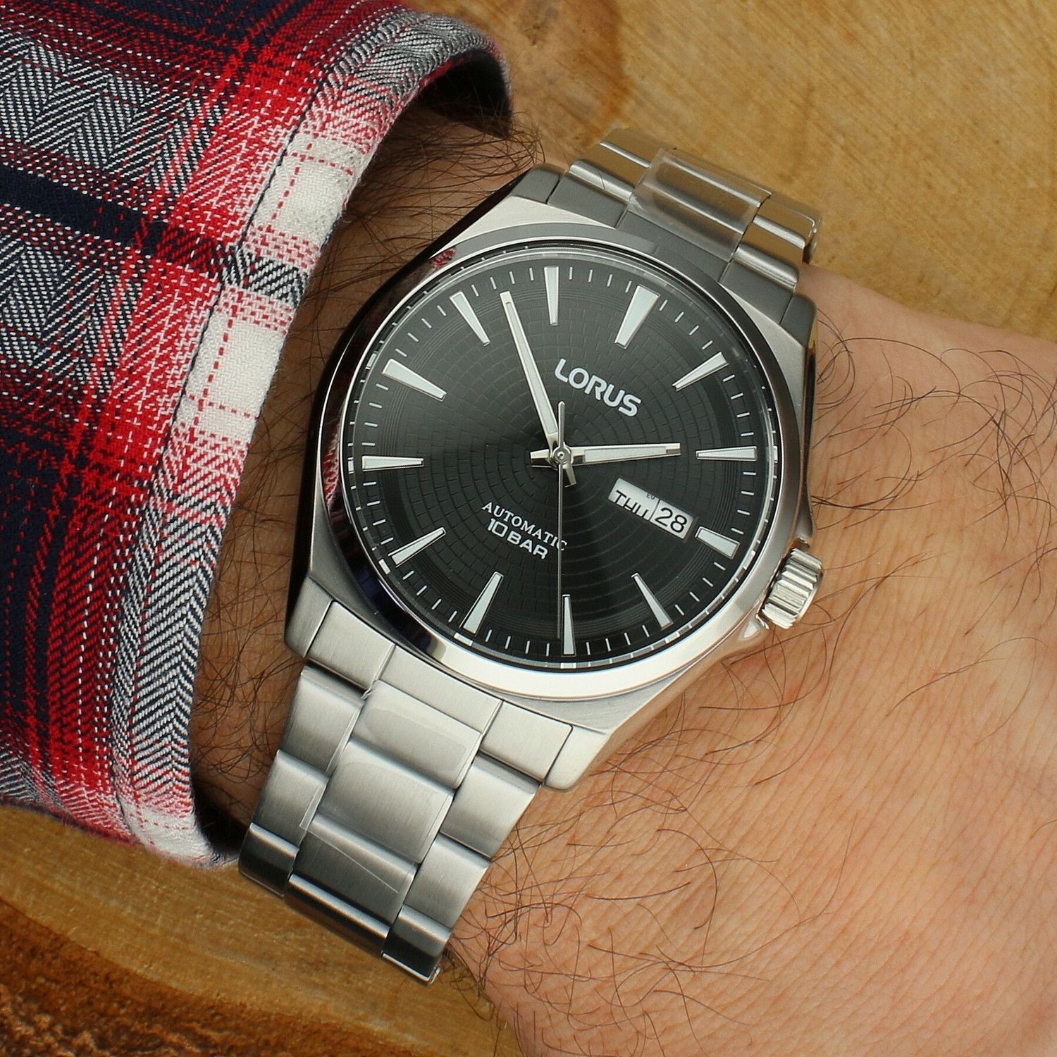 Lorus RL409CX9 to elegancki zegarek automatyczny z mechanizmem Seiko Epson Y676 (21 kamieni), czarną tarczą sunburst, luminescencją, datownikiem day-date i wodoszczelnością 100 m. Stalowa koperta i bransoleta.1.jpg