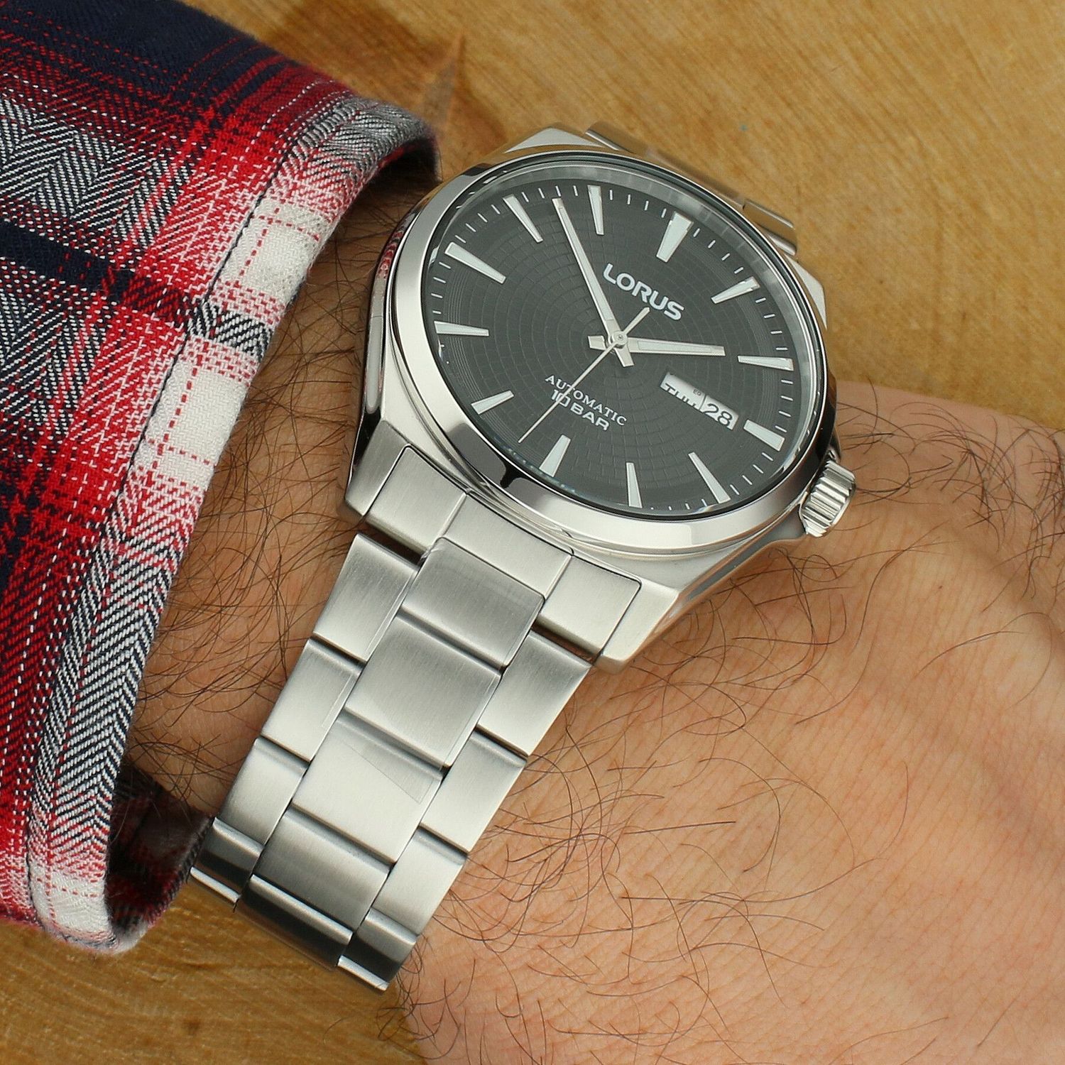 Lorus RL409CX9 to elegancki zegarek automatyczny z mechanizmem Seiko Epson Y676 (21 kamieni), czarną tarczą sunburst, luminescencją, datownikiem day-date i wodoszczelnością 100 m. Stalowa koperta i bransoleta.1.jpg
