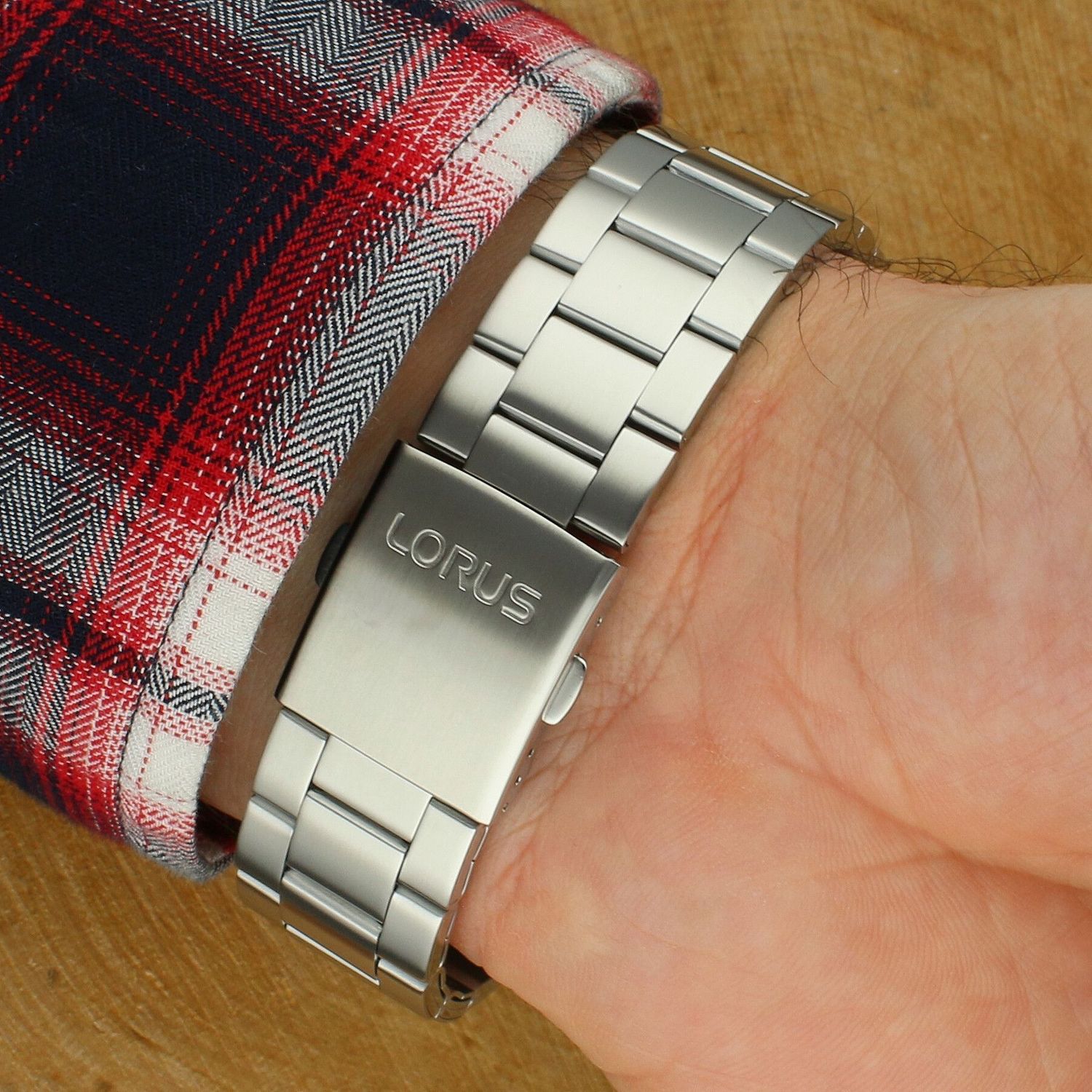 Lorus RL409CX9 to elegancki zegarek automatyczny z mechanizmem Seiko Epson Y676 (21 kamieni), czarną tarczą sunburst, luminescencją, datownikiem day-date i wodoszczelnością 100 m. Stalowa koperta i bransoleta.1.jpg