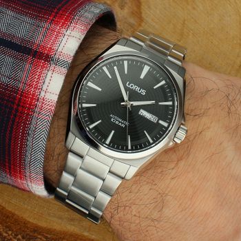 Lorus RL409CX9 to elegancki zegarek automatyczny z mechanizmem Seiko Epson Y676 (21 kamieni), czarną tarczą sunburst, luminescencją, datownikiem day-date i wodoszczelnością 100 m. Stalowa koperta i bransoleta.2.jpg
