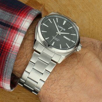 Lorus RL409CX9 to elegancki zegarek automatyczny z mechanizmem Seiko Epson Y676 (21 kamieni), czarną tarczą sunburst, luminescencją, datownikiem day-date i wodoszczelnością 100 m. Stalowa koperta i bransoleta.3.jpg