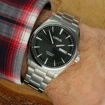 Lorus RL409CX9 to elegancki zegarek automatyczny z mechanizmem Seiko Epson Y676 (21 kamieni), czarną tarczą sunburst, luminescencją, datownikiem day-date i wodoszczelnością 100 m. Stalowa koperta i bransoleta.4.jpg