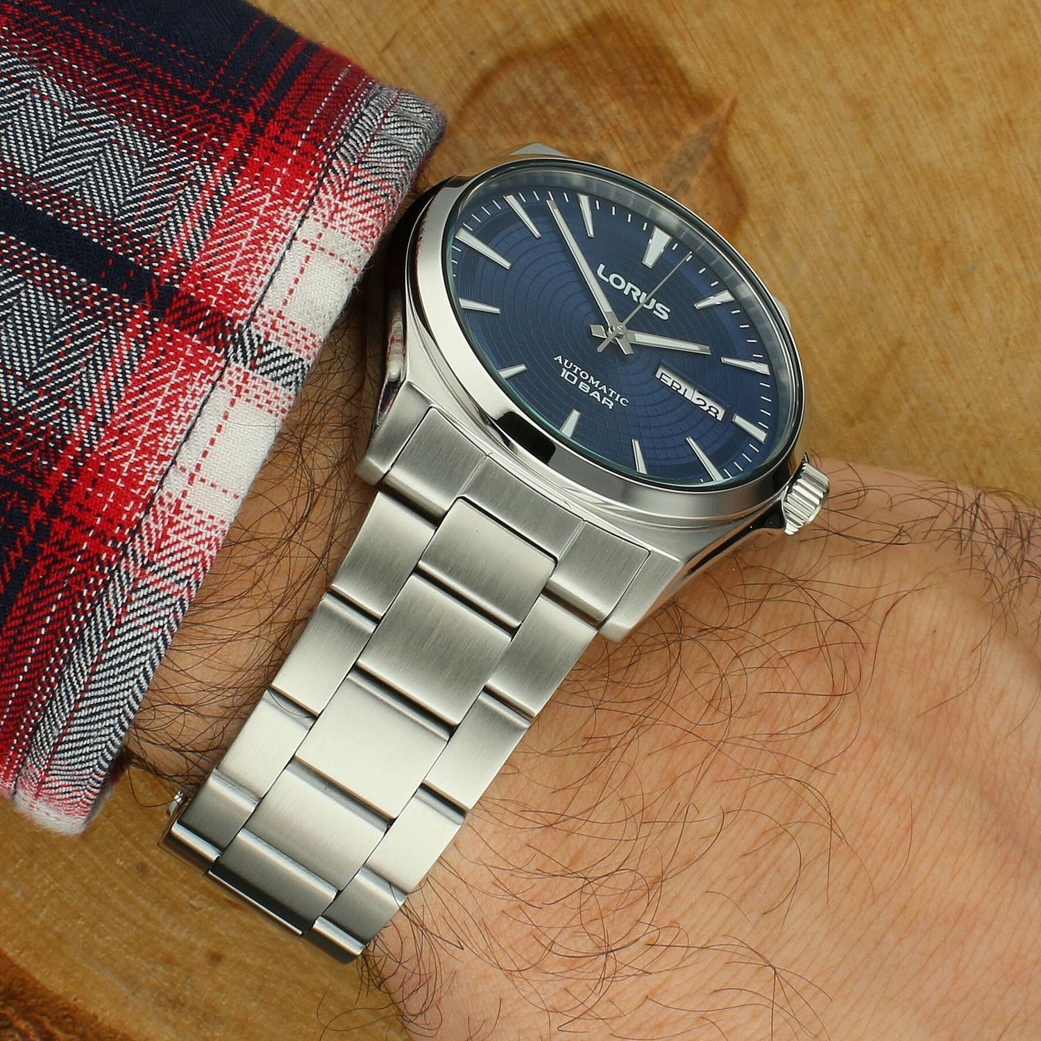Lorus RL411CX9 to męski zegarek automatyczny z mechanizmem Seiko Epson Y676, niebieską tarczą sunburst, luminescencją, datownikiem day-date oraz wodoszczelnością 100 m. Stalowa koperta i bransoleta, szkło mineralne.1.jpg