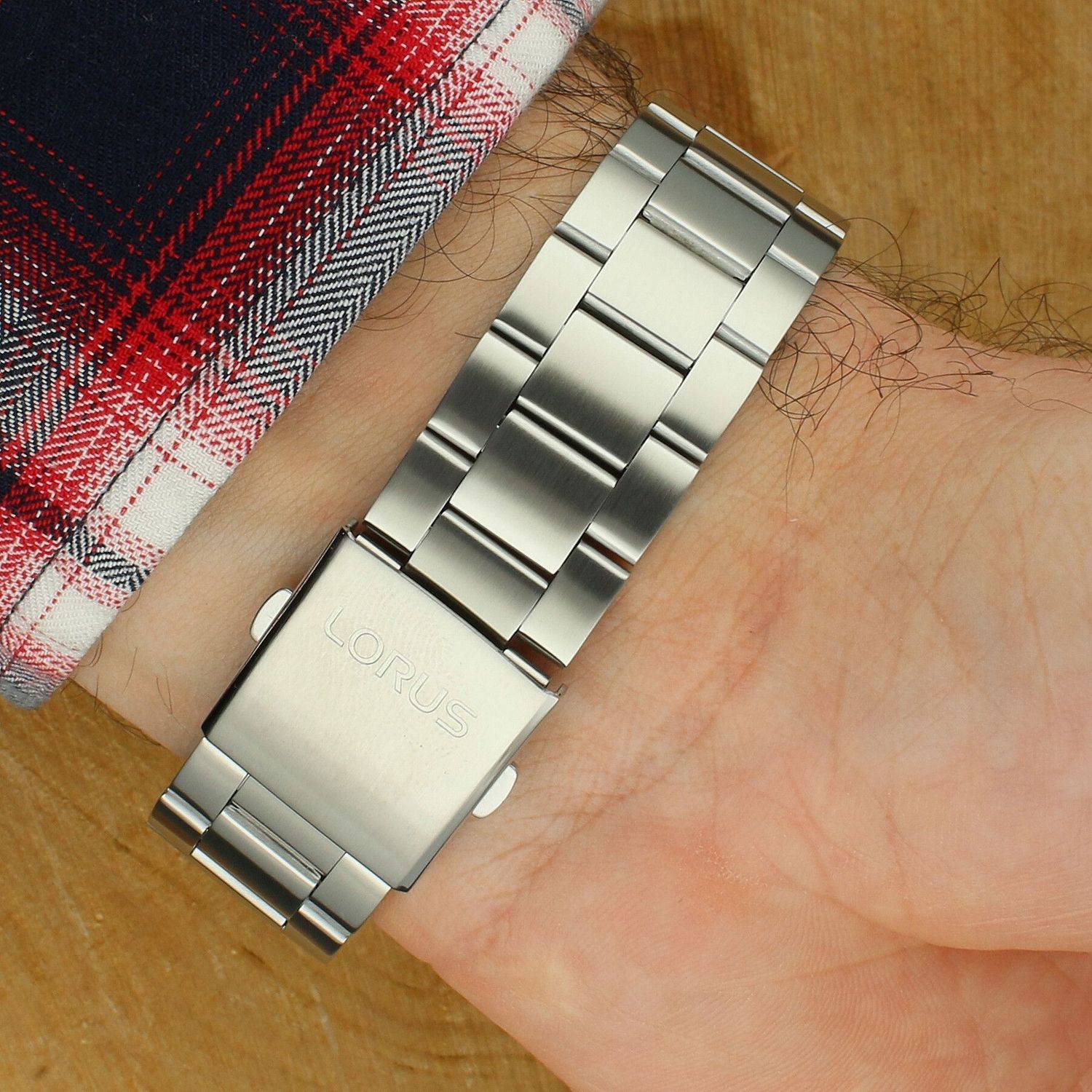 Lorus RL411CX9 to męski zegarek automatyczny z mechanizmem Seiko Epson Y676, niebieską tarczą sunburst, luminescencją, datownikiem day-date oraz wodoszczelnością 100 m. Stalowa koperta i bransoleta, szkło mineralne.1.jpg