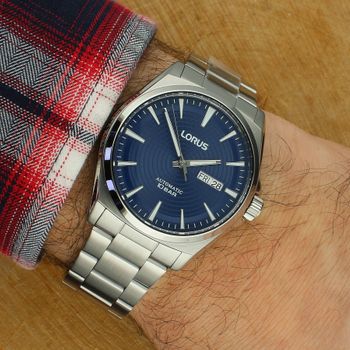 Lorus RL411CX9 to męski zegarek automatyczny z mechanizmem Seiko Epson Y676, niebieską tarczą sunburst, luminescencją, datownikiem day-date oraz wodoszczelnością 100 m. Stalowa koperta i bransoleta, szkło mineralne2.jpg
