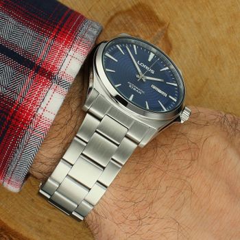 Lorus RL411CX9 to męski zegarek automatyczny z mechanizmem Seiko Epson Y676, niebieską tarczą sunburst, luminescencją, datownikiem day-date oraz wodoszczelnością 100 m. Stalowa koperta i bransoleta, szkło mineralne3.jpg