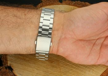 Stylowy zegarek męski Lorus RL473BX9 z automatycznym mechanizmem, niebieską tarczą i stalową bransoletą. Wodoszczelność 100m, datownik i klasyczny design – wybór na lata (1).jpg