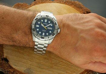 Stylowy zegarek męski Lorus RL473BX9 z automatycznym mechanizmem, niebieską tarczą i stalową bransoletą. Wodoszczelność 100m, datownik i klasyczny design – wybór na lata (2).jpg