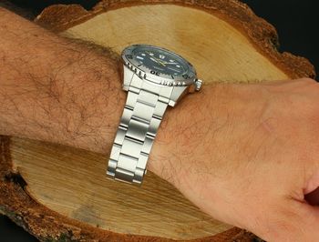 Stylowy zegarek męski Lorus RL473BX9 z automatycznym mechanizmem, niebieską tarczą i stalową bransoletą. Wodoszczelność 100m, datownik i klasyczny design – wybór na lata (3).jpg