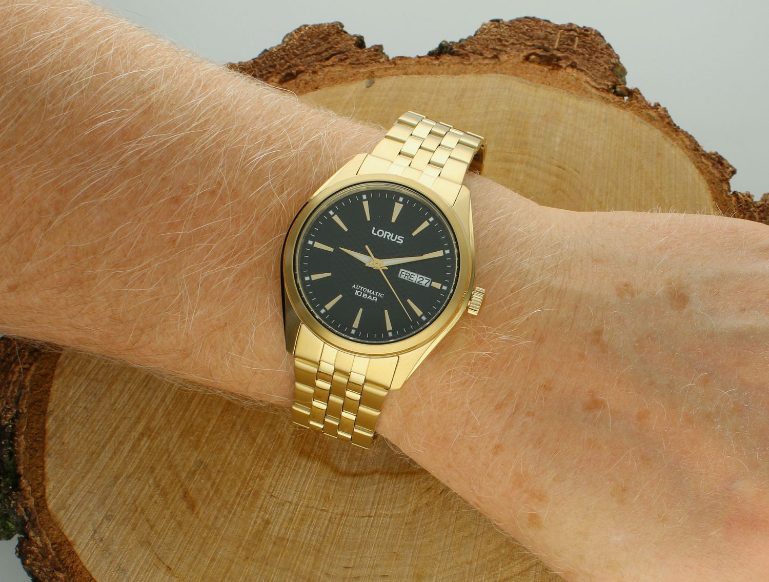 Zegarek LORUS automatic RL488BX9 Złoty zegarek męski na bransolecie wykonanej ze stali wysokiej jakości. Cyferblat w kolorze czarnym w połączeniu ze złotym kolorem 1.webp