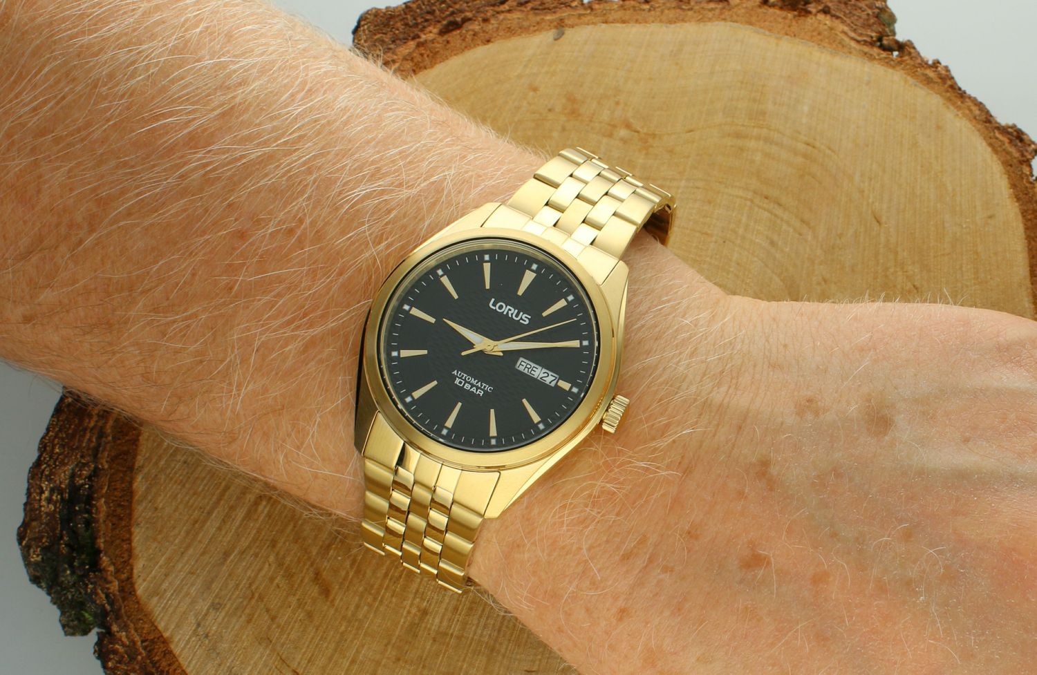 Zegarek LORUS automatic RL488BX9 Złoty zegarek męski na bransolecie wykonanej ze stali wysokiej jakości. Cyferblat w kolorze czarnym w połączeniu ze złotym kolorem 1.webp