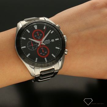 Zegarek Męski Lorus Classic Digital Chronograph RM303HX9. Idealny czasomierz męski ze srebrną bransoletą oraz czarną tarczą z czerwonymi sportowymi akcentami (1).jpg