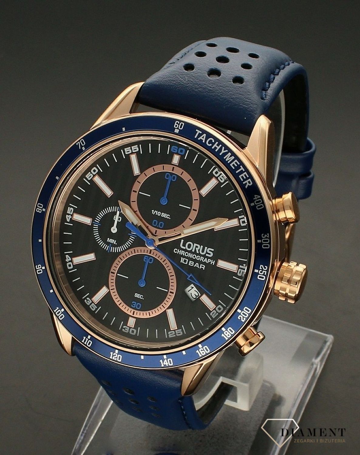 Zegarek męski na pasku z chronografem Lorus RM350HX9. Zegarek męski na pasku z chronografem Lorus wyposażony jest w kwarcowy mechanizm, zasilany za pomocą baterii. Posiada bardzo wysoką dokładność mierzenia czas.jpg