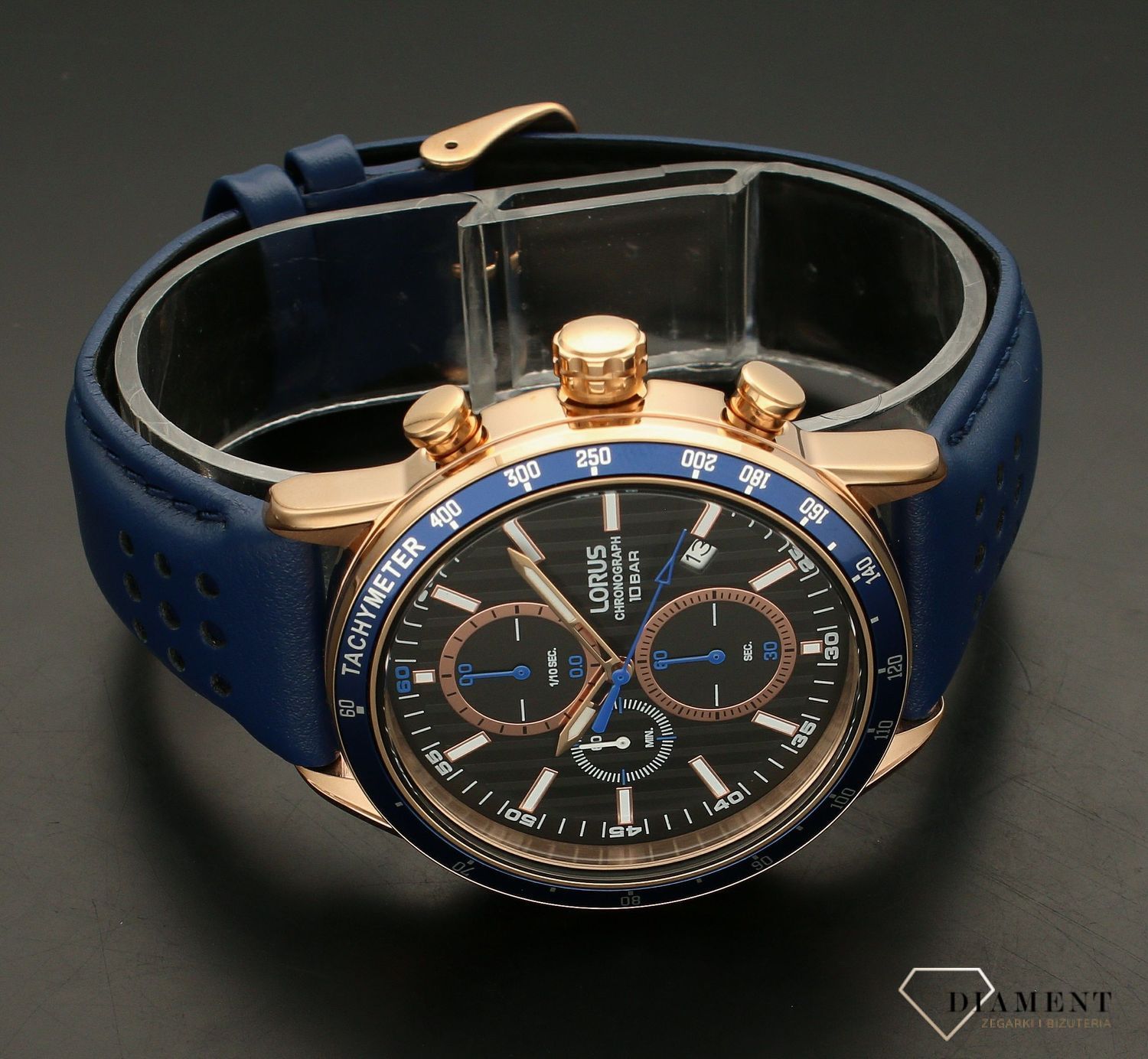 Zegarek męski na pasku z chronografem Lorus RM350HX9. Zegarek męski na pasku z chronografem Lorus wyposażony jest w kwarcowy mechanizm, zasilany za pomocą baterii. Posiada bardzo wysoką dokładność mierzenia czas.jpg