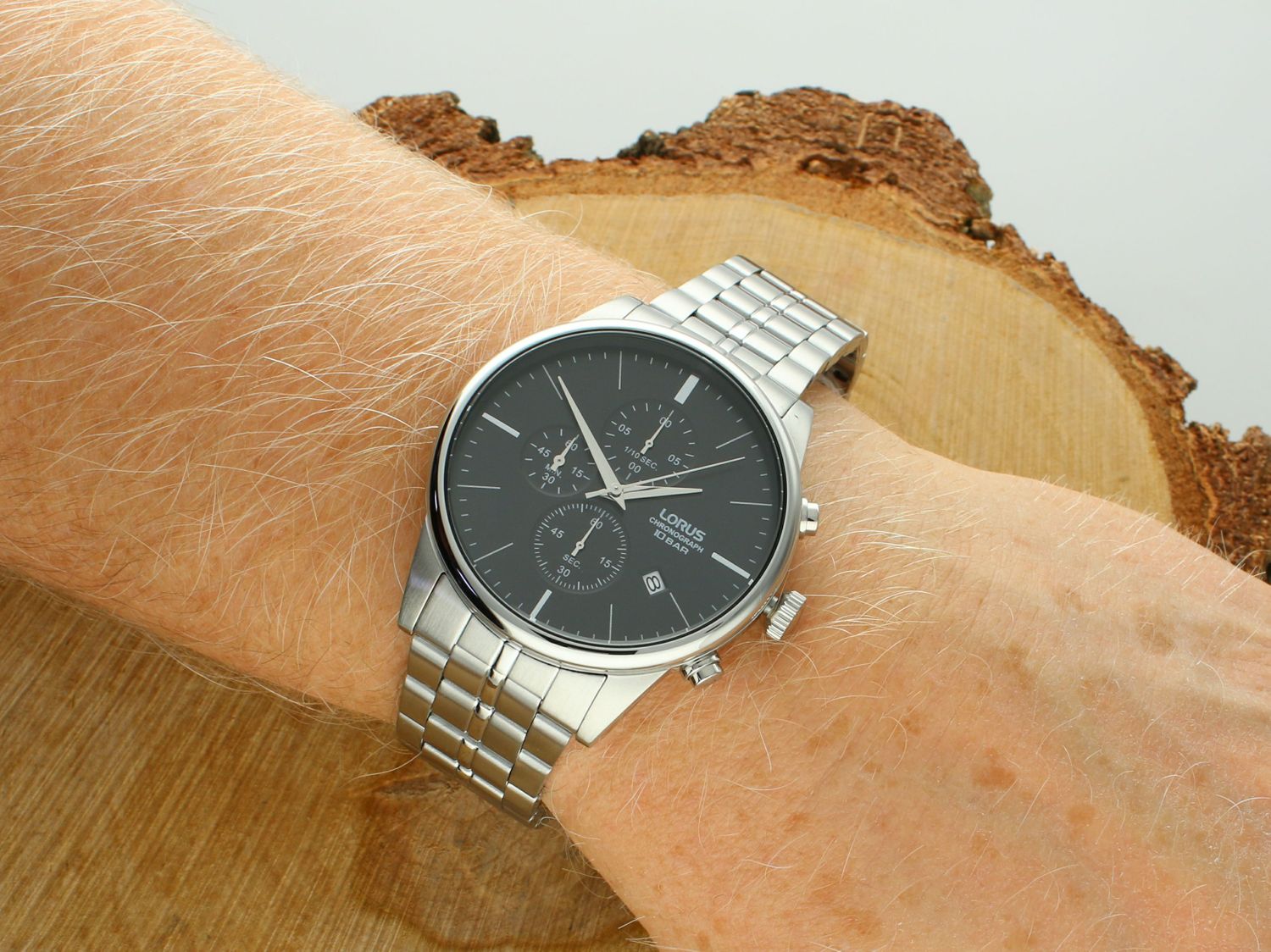 Zegarek LORUS RM361JX9 Zegarek męski na bransolecie Lorus RM361JX9 wyposażony jest w kwarcowy mechanizm, zasilany za pomocą baterii. Posiada bardzo wysoką dokładność mierzenia czasu 2.webp