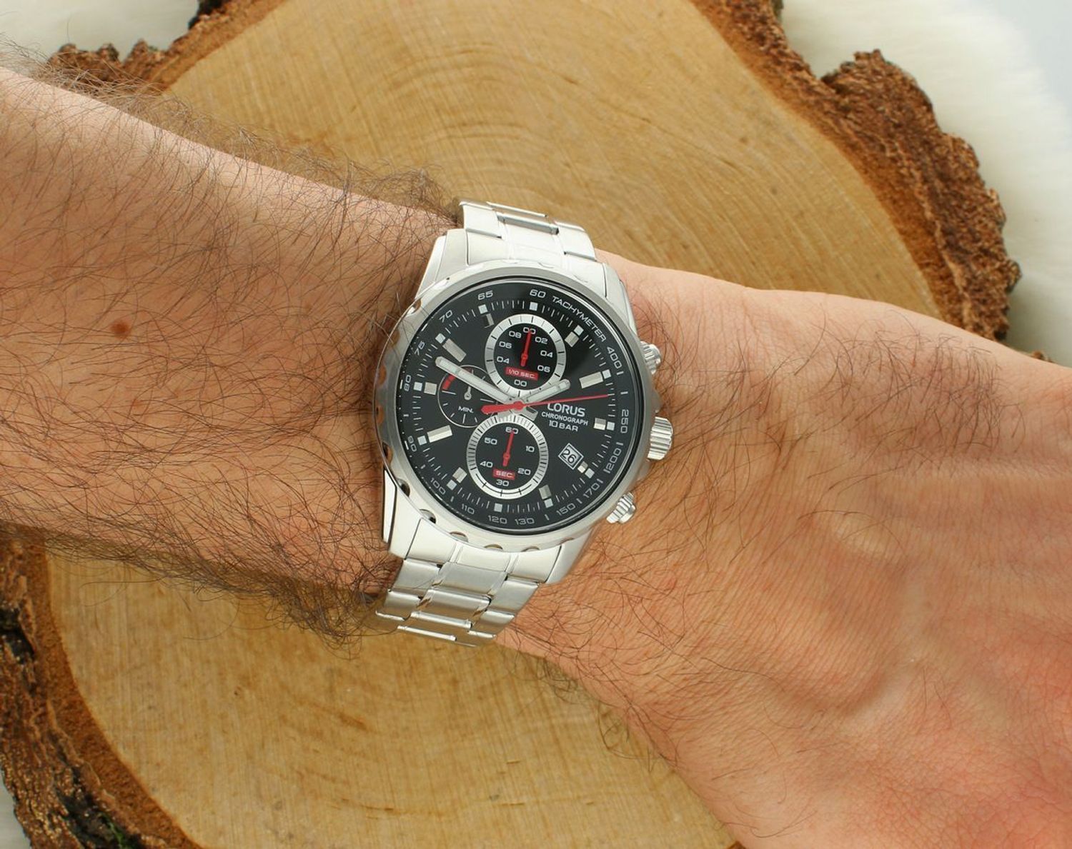 Zegarek męski Lorus Chronograph RM371JX9  wyposażony jest w kwarcowy mechanizm, zasilany za pomocą baterii. Posiada bardzo wysoką dokładność mierzenia czasu +- 10 sekund w przeciągu 30 dni.1.jpg