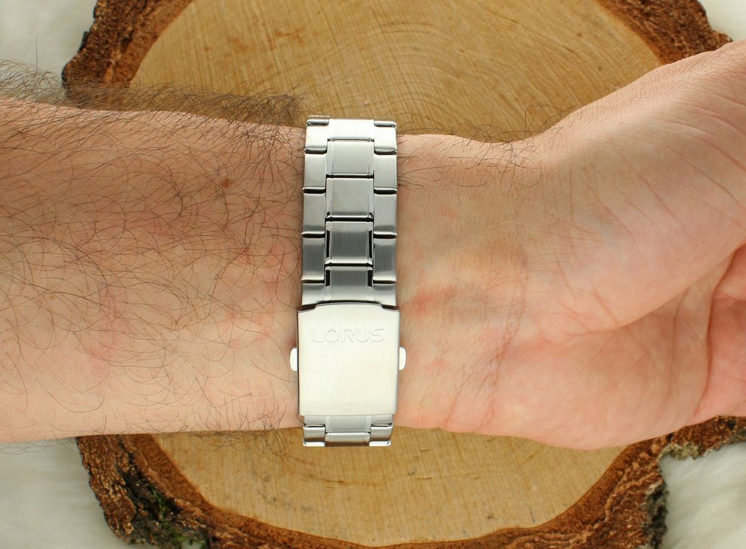 Zegarek męski Lorus Chronograph RM371JX9  wyposażony jest w kwarcowy mechanizm, zasilany za pomocą baterii. Posiada bardzo wysoką dokładność mierzenia czasu +- 10 sekund w przeciągu 30 dni.1.jpg