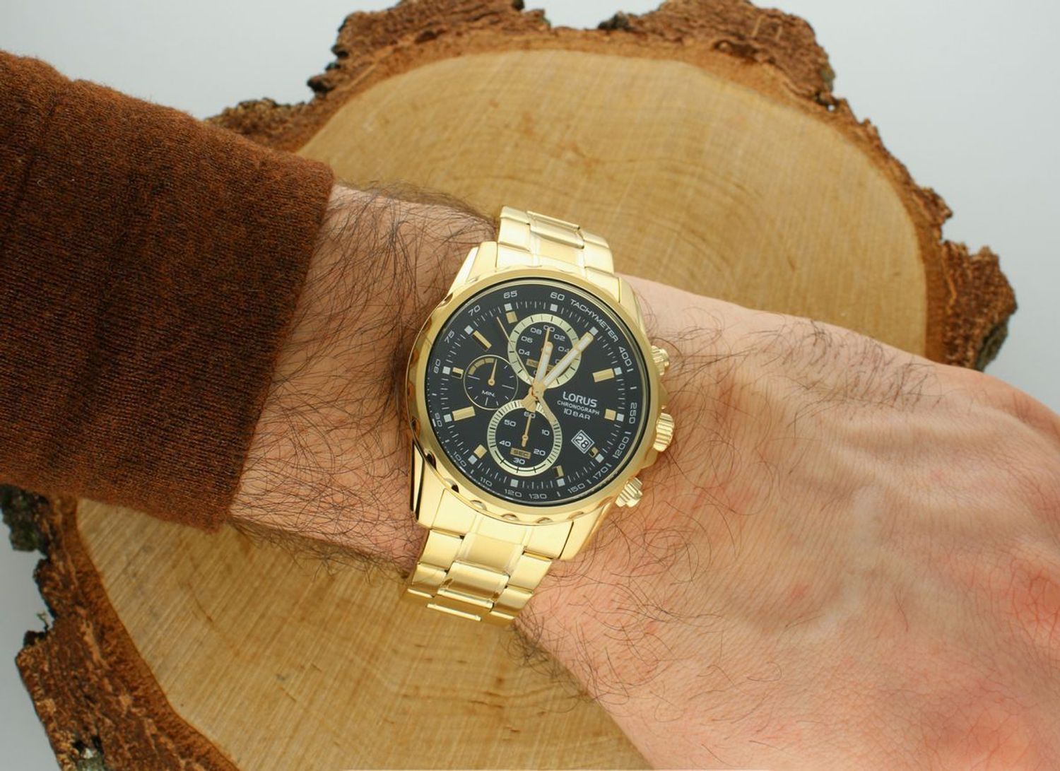 Zegarek Lorus Chronograph męski RM378JX9 🕧zegarek męski Lorus na złotej bransolecie RM378JX9 🕧 wyposażony jest w kwarcowy mechanizm, zasilany za pomocą baterii 🕧1.webp