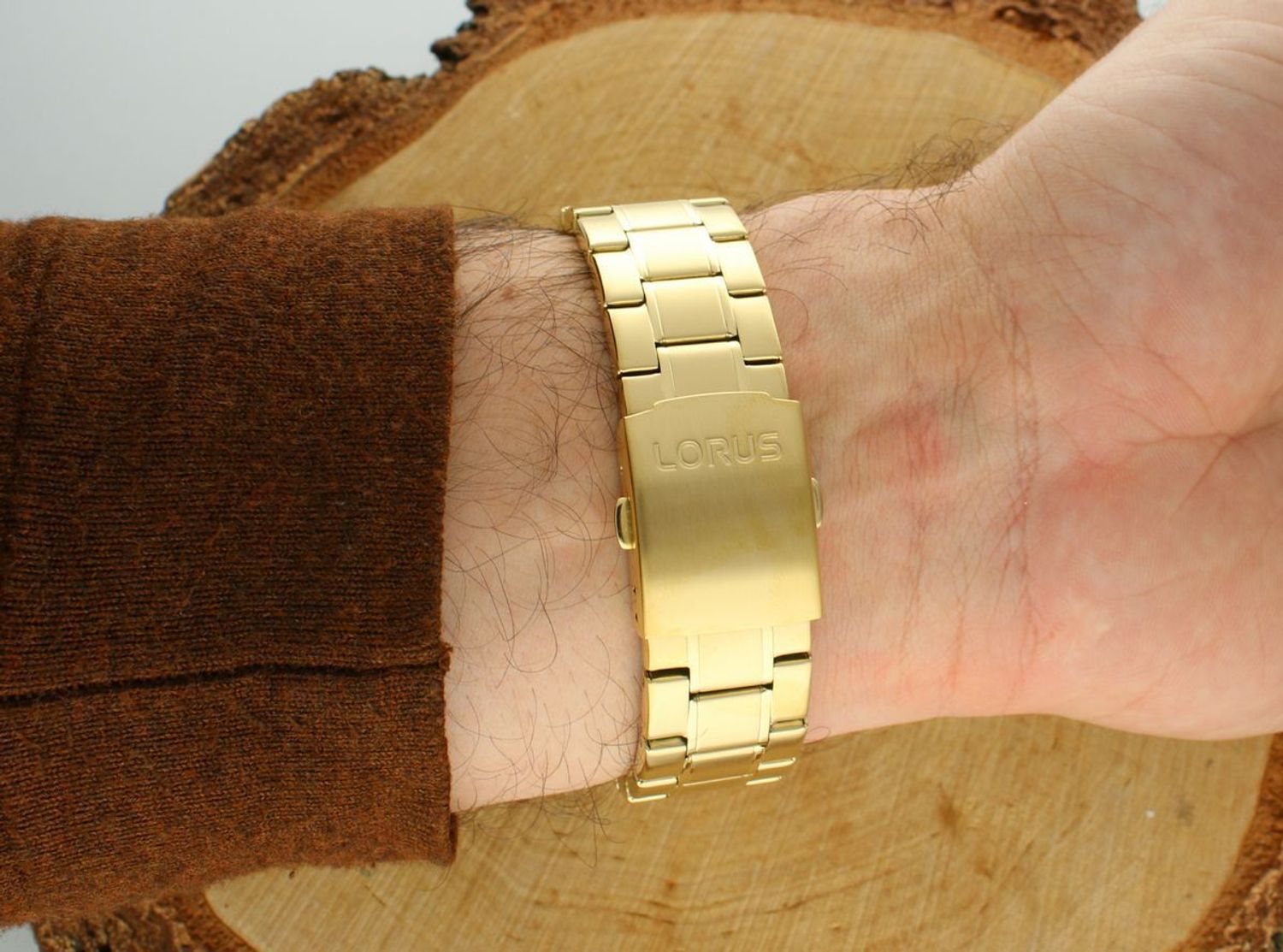 Zegarek Lorus Chronograph męski RM378JX9 🕧zegarek męski Lorus na złotej bransolecie RM378JX9 🕧 wyposażony jest w kwarcowy mechanizm, zasilany za pomocą baterii 🕧1.webp